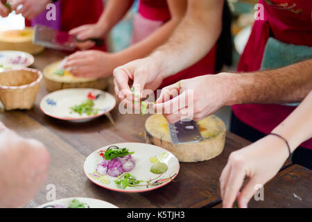 Traditionelle Art der Zubereitung von thailändischem Essen mit einem Häckslermesser. Bild der traditionellen thailändischen Küche, die während des Kochkurs in Chiang Mai gemacht wurde Stockfoto