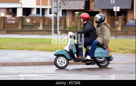 Ein Mod, der während einer organisierten Scooter-Rallye in weston Super Mare, England, einen modifizierten Roller auf einer Straße reitet Stockfoto