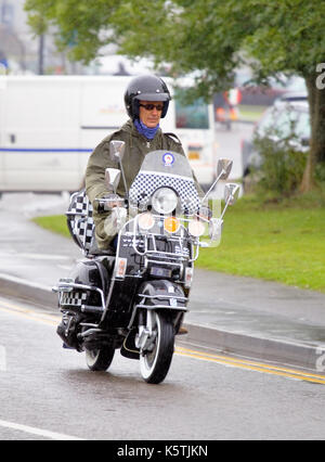 Ein Mod, der während einer organisierten Scooter-Rallye in weston Super Mare, England, einen modifizierten Roller auf einer Straße reitet Stockfoto