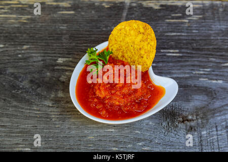 Schüssel ofadjika Salsa auf der Oberseite von Nacho mais Chips platziert Stockfoto