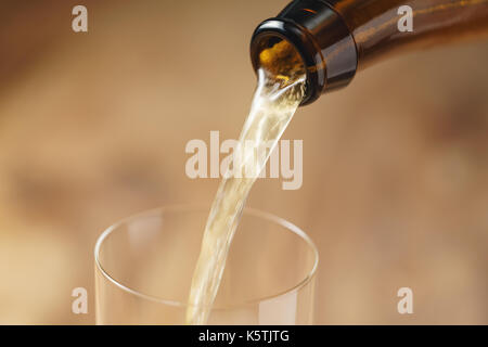 Weizen Bier im Glas auf Holz Tisch, flachen Fokus Stockfoto
