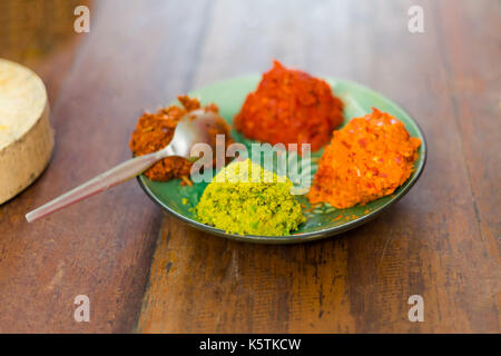 Frisch im Mörser thai Hot Curry Pasten. Bild der traditionelle thailändische Küche aus frischen Zutaten bei Kochkurs in Chiang Mai. Stockfoto