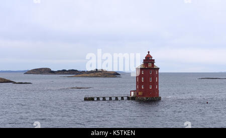 Rot, achteckige Kjeungskjær Leuchtturm Kjeungskjær Fyr von Hurtigruten gesehen. Ørland, Sør-Trøndelag, Norwegen. Stockfoto