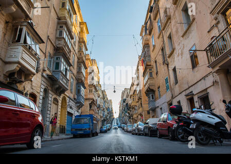 VALLETTA, MALTA - 21. AUGUST 2017: Parkplätze in Valletta Stadt sind oft voll wegen der engen Gassen und der hohen Bevölkerungsdichte, Einheimischen und Tour Stockfoto