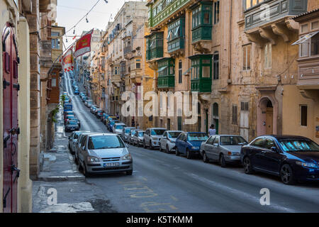 VALLETTA, MALTA - 21. AUGUST 2017: Parkplätze in Valletta Stadt sind oft voll wegen der engen Gassen und der hohen Bevölkerungsdichte, Einheimischen und Tour Stockfoto