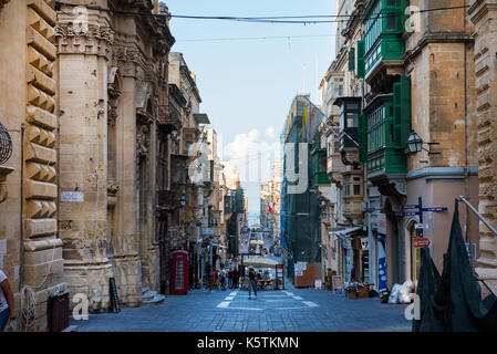 VALLETTA, MALTA - 21. AUGUST 2017: Touristen wandern in Valletta Stadt und genießen Sie die vielen sonnigen Nachmittag im historischen Zentrum Stockfoto