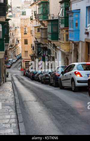 VALLETTA, MALTA - 21. AUGUST 2017: Parkplätze in Valletta Stadt sind oft voll wegen der engen Gassen und der hohen Bevölkerungsdichte, Einheimischen und Tour Stockfoto