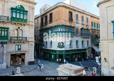 VALLETTA, MALTA - 21. AUGUST 2017: Touristen wandern in Valletta Stadt und genießen ein viel Nachmittag im historischen Zentrum Stockfoto