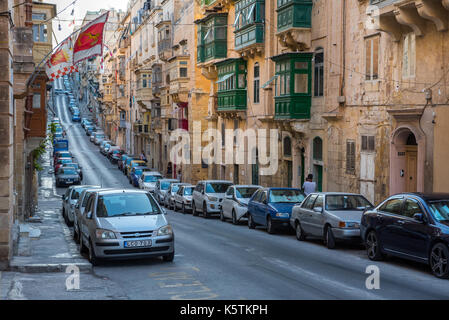 VALLETTA, MALTA - 21. AUGUST 2017: Parkplätze in Valletta Stadt sind oft voll wegen der engen Gassen und der hohen Bevölkerungsdichte, Einheimischen und Tour Stockfoto