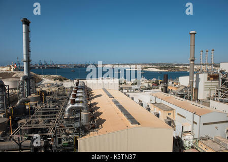 MARSAXLOKK, MALTA - 21. AUGUST 2017: Die delimara Power Station ist derzeit die Verwendung von schwerem Heizöl und auf acht Wartsila 46 Motoren, Co Stockfoto