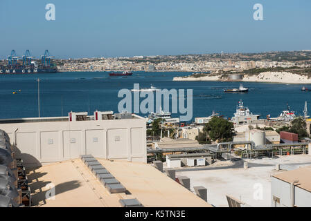 MARSAXLOKK, MALTA - 21. AUGUST 2017: Die delimara Power Station ist derzeit die Verwendung von schwerem Heizöl und auf acht Wartsila 46 Motoren, Co Stockfoto