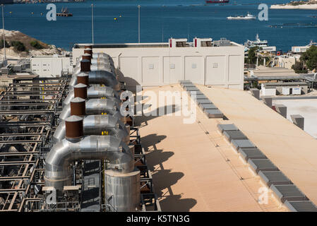 MARSAXLOKK, MALTA - 21. AUGUST 2017: Die delimara Power Station ist derzeit die Verwendung von schwerem Heizöl und auf acht Wartsila 46 Motoren, Co Stockfoto