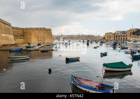 VALLETTA, MALTA - 23. AUGUST 2017: Boote, Schiffe und Yachten ankern im Birgu Hafen, einem der größten Häfen der drei Städte Maltas Stockfoto