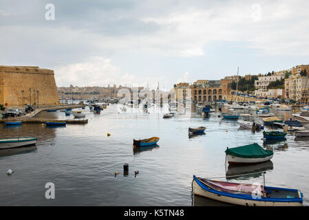 VALLETTA, MALTA - 23. AUGUST 2017: Boote, Schiffe und Yachten ankern im Birgu Hafen, einem der größten Häfen der drei Städte Maltas Stockfoto