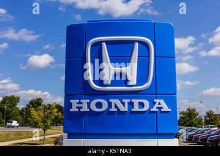 Indianapolis - ca. September 2017: Honda Motor Co Logo und unterzeichnen. Honda produziert zu den zuverlässigsten Autos der Welt VIII Stockfoto