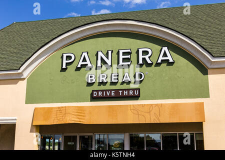 Indianapolis - ca. September 2017: Panera Bread Einzelhandel Lage. Panera ist eine Kette von schnellen Restaurants mit ungezwungener Atmosphäre bietet kostenfreies WLAN XI. Stockfoto