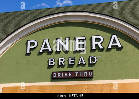 Indianapolis - ca. September 2017: Panera Bread Einzelhandel Lage. Panera ist eine Kette von schnellen Restaurants mit ungezwungener Atmosphäre bietet kostenfreies WLAN XII. Stockfoto