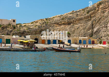 Die DWEJRA, MALTA - 22. AUGUST 2017: Das Binnenmeer (Qawra, Dwejra), ist eine Lagune von Meerwasser auf der Insel Gozo zum Mittelmeer über verknüpft Stockfoto