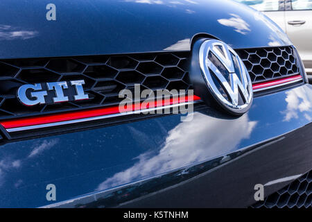 Indianapolis - ca. September 2017: Volkswagen Pkw und SUV Autohaus. VW ist einer der größten Automobilhersteller der Welt IX. Stockfoto