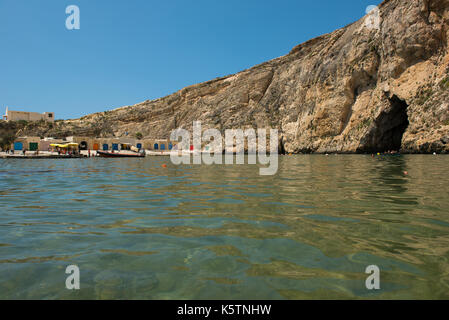 Die DWEJRA, MALTA - 22. AUGUST 2017: Das Binnenmeer (Qawra, Dwejra), ist eine Lagune von Meerwasser auf der Insel Gozo zum Mittelmeer über verknüpft Stockfoto