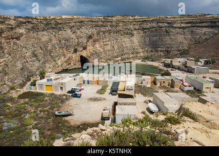 Die DWEJRA, MALTA - 22. AUGUST 2017: Das Binnenmeer (Qawra, Dwejra), ist eine Lagune von Meerwasser auf der Insel Gozo zum Mittelmeer über verknüpft Stockfoto