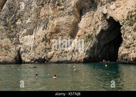 Die DWEJRA, MALTA - 22. AUGUST 2017: Das Binnenmeer (Qawra, Dwejra), ist eine Lagune von Meerwasser auf der Insel Gozo zum Mittelmeer über verknüpft Stockfoto