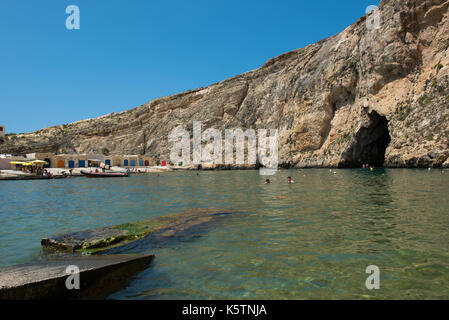 Die DWEJRA, MALTA - 22. AUGUST 2017: Das Binnenmeer (Qawra, Dwejra), ist eine Lagune von Meerwasser auf der Insel Gozo zum Mittelmeer über verknüpft Stockfoto