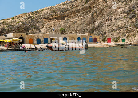 Die DWEJRA, MALTA - 22. AUGUST 2017: Das Binnenmeer (Qawra, Dwejra), ist eine Lagune von Meerwasser auf der Insel Gozo zum Mittelmeer über verknüpft Stockfoto