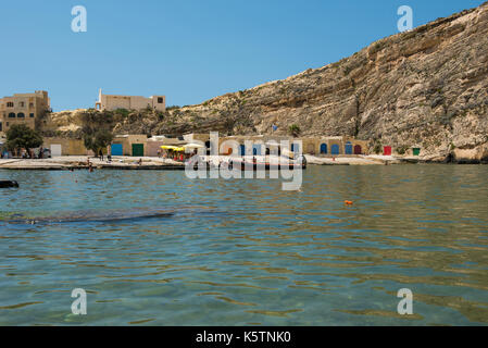 Die DWEJRA, MALTA - 22. AUGUST 2017: Das Binnenmeer (Qawra, Dwejra), ist eine Lagune von Meerwasser auf der Insel Gozo zum Mittelmeer über verknüpft Stockfoto