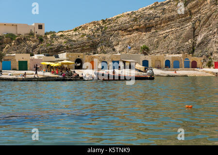 Die DWEJRA, MALTA - 22. AUGUST 2017: Das Binnenmeer (Qawra, Dwejra), ist eine Lagune von Meerwasser auf der Insel Gozo zum Mittelmeer über verknüpft Stockfoto