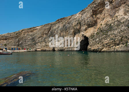 Die DWEJRA, MALTA - 22. AUGUST 2017: Das Binnenmeer (Qawra, Dwejra), ist eine Lagune von Meerwasser auf der Insel Gozo zum Mittelmeer über verknüpft Stockfoto