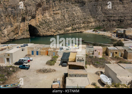 Die DWEJRA, MALTA - 22. AUGUST 2017: Das Binnenmeer (Qawra, Dwejra), ist eine Lagune von Meerwasser auf der Insel Gozo zum Mittelmeer über verknüpft Stockfoto