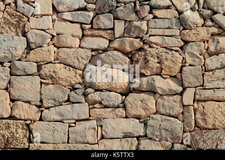 Nahaufnahme einer Maltesischen Schutt (Trockenmauern) Wand. Als Hintergrund für überlagerte Kopie verwendet werden. Stockfoto