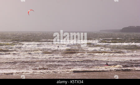 Der Sturm Ansätze. Strand Aktivität entlang der Westküste Irlands vor dem Sturm und Wildes Wetter ankommt. Stockfoto