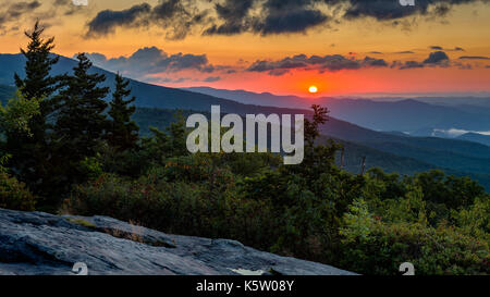 Beacon Heights Blue Ridge Parkway Sunrise Blue Ridge Parkway Western North Carolina eine epische Berg Carolina Morgen Sonnenaufgang Grandfather Mountain Stockfoto