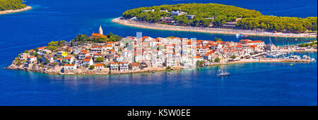 Adria Reiseziel von Primosten Antenne Panoramablick auf das Archipel, Dalmatien, Kroatien Stockfoto