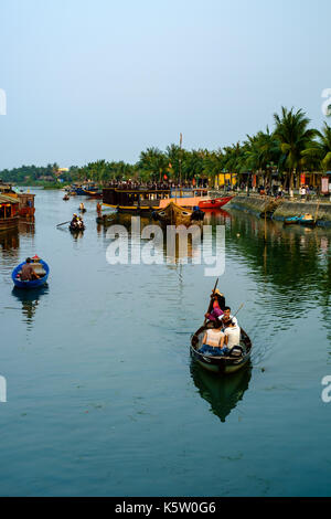 Boote auf dem Fluss an Hoi-An, Vietnam Stockfoto