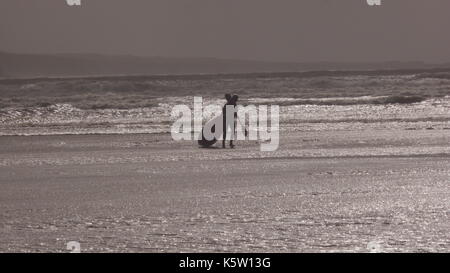 Der Sturm Ansätze. Strand Aktivität entlang der Westküste Irlands vor dem Sturm und Wildes Wetter ankommt. Stockfoto