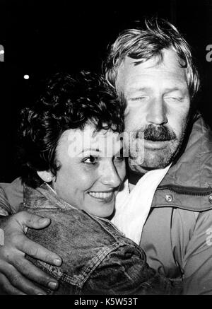 AJAXNETPHOTO. 14. AUGUST 1985. PLYMOUTH, England. - FASTNET RACE ENDE - DEUTSCHLANDS TEAM YACHTCHARTER DIVA STEUERMANN JORN BOCK (rechts) ERHÄLT EIN HERZLICHES WILLKOMMEN VON FRAU ISOLDE, WENN DIE YACHT ANGEDOCKT AM ENDE DER 605 Meile Rennen. Foto: Jonathan Eastland/AJAX REF: BOCK 851408 Stockfoto