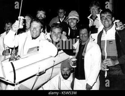 AJAXNETPHOTO. 14. AUGUST 1985. PLYMOUTH, England. - TEAM AUSTRALIEN - CREW DER AUSTRALISCHE YACHT HERAUSFORDERUNG III FEIERN AM ENDE DES FASTNET RACE. Foto: Jonathan Eastland/AJAX REF: Herausforderung III 851408 Stockfoto