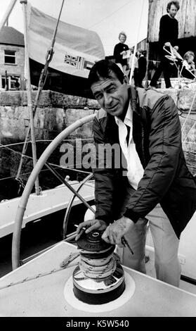 AJAXNETPHOTO. 9 JULI, 1982. PLYMOUTH, England. Runde GROSSBRITANNIEN YACHT RACE - REPUBLIK SÜDAFRIKA SKIPPER BERTIE REED DIENSTLEISTUNGEN einer Seilwinde an Bord seiner Yacht VOORTREKKER II VOR DEM START DES 2500 km Rennens. Foto: Jonathan Eastland/AJAX REF: REED 820907 Stockfoto