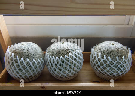 Close-up Melonen Produkt im Regal mit warmem Licht bereit zu verkaufen. Stockfoto