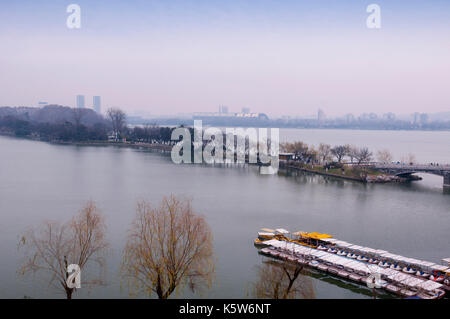 Xuanwu Sees mitten in Nanjing/China, Provinz Jiangsu an einem bewölkten Tag. Stockfoto