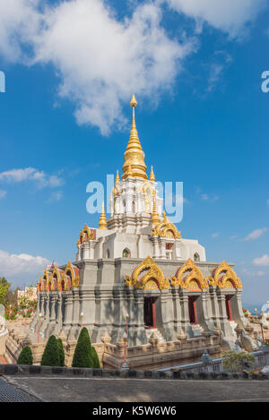 Golden Temple mit Cloud und blauer Himmel Stockfoto