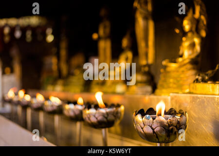 Schöne buddhistische Wat Phra That Doi Suthep Tempel in Chiang Mai im Norden von Thailand. Kerzen brennen in Sacre statt. Stockfoto