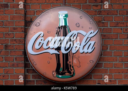 Altes Coca-Cola-Werbeschild, 50er Jahre, auf Ziegelmauer, Lauenburg, Schleswig-Holstein, Deutschland Stockfoto