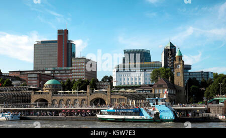 Schiffsanlegestelle, Landungsbrücken, Hamburg, Deutschland Stockfoto