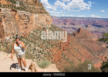 Asiatische müde Wanderer das Trinken aus einer Flasche Wasser auf dem Bright Angel Trail, Grand Canyon Stockfoto