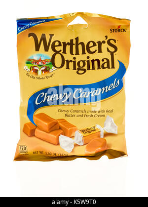 Winneconne, WI - 4. September 2017: eine Tüte mit chewy Werther's Original Karamell auf einem isolierten Hintergrund. Stockfoto