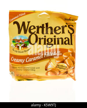 Winneconne, WI - 4. September 2017: eine Tüte mit cremiger Werther's Original Karamell gefüllt harte Süßigkeiten auf einem isolierten Hintergrund. Stockfoto